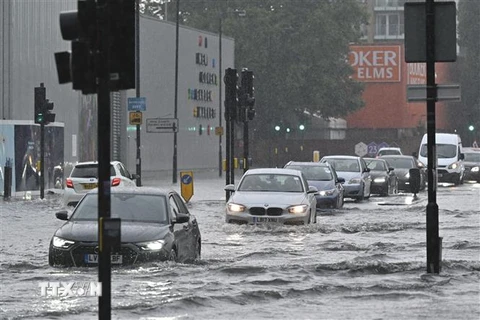 Cảnh ngập lụt sau những trận mưa lớn tại London, Anh, ngày 25/7/2021. (Ảnh: AFP/TTXVN)
