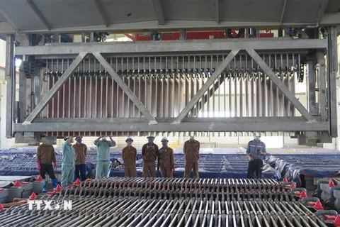 Sản xuất đồng tại phân xưởng điện phân thuộc Dự án mở rộng nâng công suất Nhà máy luyện đồng Lào Cai. (Ảnh: Hồng Ninh/TTXVN)