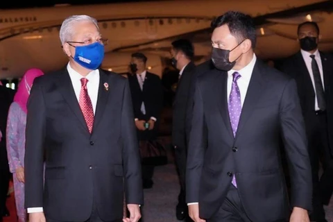 Thủ tướng Malaysia Ismail Sabri Yaakob (trái) được Thái tử Al-Muhtadee Billah của Brunei chào đón khi ông đến Brunei. (Ảnh: straitstimes.com)