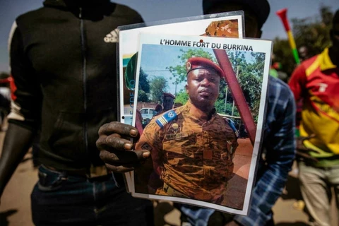 Một người dân cầm bức chân dung của Trung tá Paul Henri Sandaogo Damiba, người đã nắm quyền kiểm soát Burkina Faso, ở Ouagadougou, ngày 25/1. (Nguồn: AP)