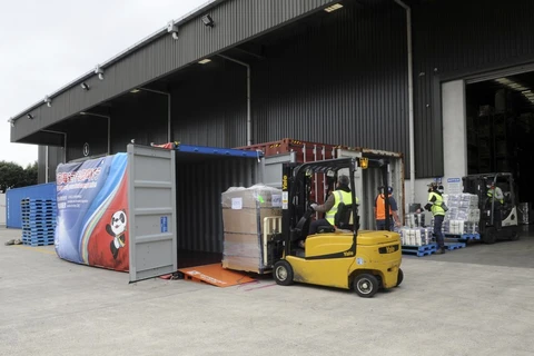 Các sản phẩm từ New Zealand và Vanuatu chuẩn bị được vận chuyển đến Hội chợ Nhập khẩu Quốc tế Trung Quốc (CIIE) lần thứ tư từ cảng Auckland ở New Zealand, ngày 25/9/2021. (Nguồn: Tân Hoa xã)