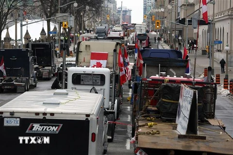 Cuộc biểu tình của các lái xe tải làm tắc nghẽn nhiều tuyến đường tại Ottawa, Canada, ngày 11/2/2022. (Ảnh: AFP/TTXVN)