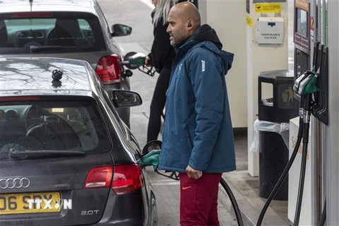 Bơm xăng cho phương tiện tại trạm xăng ở London, Anh ngày 15/2/2022. (Ảnh: THX/TTXVN)