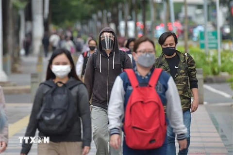 Người dân đeo khẩu trang phòng dịch COVID-19 tại Jakarta, Indonesia, ngày 4/2/2022. (Ảnh: THX/TTXVN)