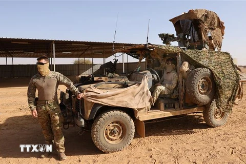  Binh sỹ thuộc Lực lượng đặc nhiệm Takuba được triển khai tại Menaka, Mali, ngày 7/12/2021. (Ảnh: AFP/TTXVN)