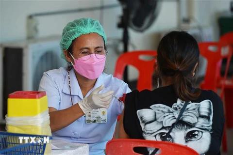 Nhân viên y tế tiêm vaccine phòng COVID-19 cho người dân tại Bangkok, Thái Lan ngày 11/2/2022. (Ảnh: THX/TTXVN)
