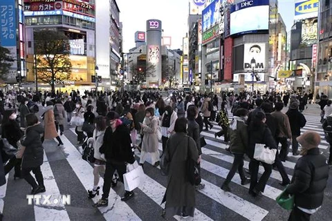 Người dân đeo khẩu trang phòng dịch COVID-19 tại Tokyo, Nhật Bản, ngày 3/2/2022. (Ảnh: Kyodo/TTXVN)