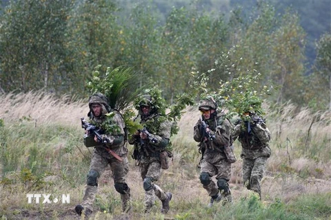 Quân nhân Ukraine tham gia cuộc tập trận với các quốc gia thành viên NATO tại Lviv, ngày 24/9/2021. (Ảnh: AFP/TTXVN)