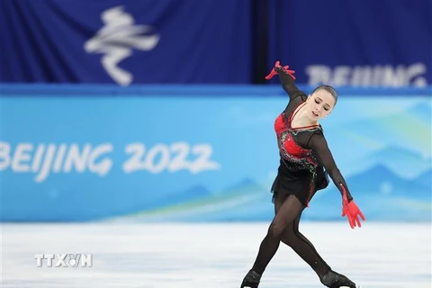 VĐV người Nga Kamila Valieva tranh tài ở nội dung trượt băng nghệ thuật đơn nữ tại Olympic mùa Đông Bắc Kinh 2022, ngày 17/2/2022. (Ảnh: THX/TTXV)