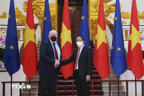 Phó Thủ tướng Lê Văn Thành đón Phó Chủ tịch điều hành Ủy ban châu Âu (EC) Frans Timmermans. (Ảnh: Lâm Khánh/TTXVN)