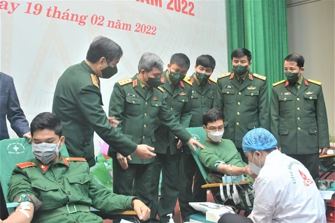 Thượng tướng Đỗ Căn và các đại biểu động viên tuổi trẻ Học viện Quân y tham gia hiến máu tình nguyện. (Nguồn: qdnd.vn)
