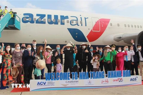 Lễ đón đoàn 325 khách du lịch quốc tế, trong đó có 226 khách Nga có "hộ chiếu vaccine" đến với Khánh Hòa ngày 26/12/2921. (Ảnh: Phan Sáu/TTXVN)