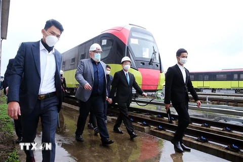 Phó Chủ tịch điều hành EC Frans Timmermans và Chủ tịch UBND thành phố Hà Nội Chu Ngọc Anh thăm tuyến đường sắt đô thị Nhổn - ga Hà Nội tại Depot Nhổn. (Ảnh: Lâm Khánh/TTXVN)