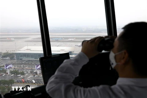 Nhân viên kiểm soát viên không lưu điều hành chuyến bay tại cảng hàng không Nội Bài. (Ảnh: Huy Hùng/TTXVN)