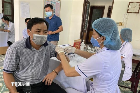 Người trên 18 tuổi tiêm đủ 2 mũi tại Quảng Trị đạt trên 92%.(Ảnh: Hồ Cầu/TTXVN)