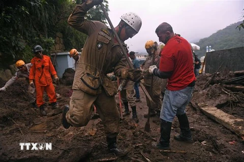 Lực lượng cứu hộ tìm kiếm nạn nhân tại hiện trường vụ lở đất ở Caxambu, Petropolis, Brazil, ngày 19/2/2022. (Ảnh: AFP/TTXVN)