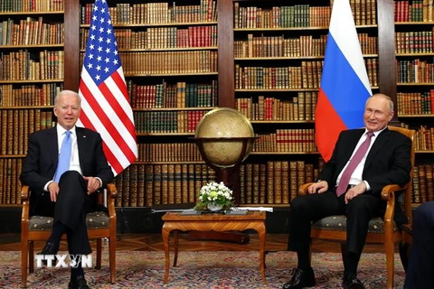 Tổng thống Mỹ Joe Biden (trái) và người đồng cấp Nga Vladimir Putin tại cuộc gặp ở Geneva, Thụy Sĩ ngày 16/6/2021. (Ảnh: THX/TTXVN)