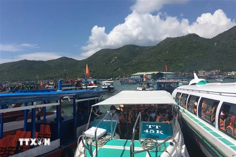 Du khách tại bến tàu Du lịch Nha Trang để đi thăm các điểm đảo trên vịnh Nha Trang. (Ảnh: Thanh Vân/TTXVN)
