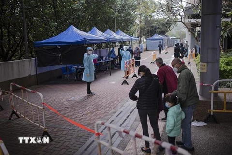 Người dân đợi xét nghiệm COVID-19 tại Hong Kong, Trung Quốc, ngày 22/1/2022. (Ảnh: AFP/TTXVN)
