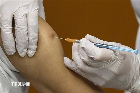 Nhân viên y tế tiêm vaccine phòng COVID-19 cho người dân tại Tokyo, Nhật Bản. (Ảnh: AFP/TTXVN)