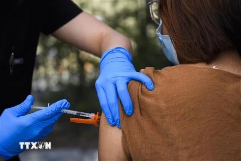 Tiêm vaccine phòng COVID-19 cho người dân tại Los Angeles, California (Mỹ) ngày 14/5/2021. (Ảnh: AFP/TTXVN)