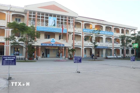 Trường THCS Nguyễn Trãi, thành phố Vĩnh Long, tỉnh Vĩnh Long phân luồng các hướng đi vào lớp cho học sinh. (Ảnh: Lê Thúy Hằng/TTXVN)