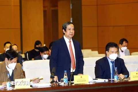 Bộ trưởng Bộ Giáo dục và Đào tạo Nguyễn Kim Sơn phát biểu tại phiên giải trình. (Ảnh: An Đăng/TTXVN)