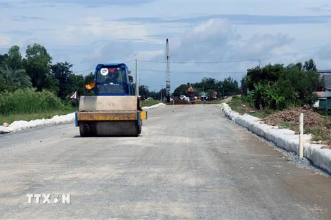 Công trình đường ven biển Rạch Giá-Hòn Đất trên địa bàn huyện Hòn Đất (Kiên Giang) đang giai đoạn thi công. (Ảnh: Lê Huy Hải/TTXVN)