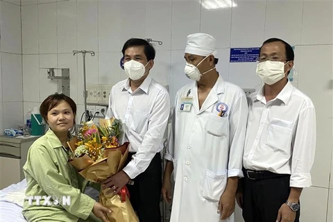 Lãnh đạo Bệnh viện Đa khoa Sóc Trăng tặng hoa chúc mừng bênh nhân đã hồi phục. (Ảnh: TTXVN phát)