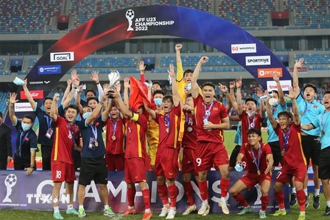 Các cầu thủ U23 Việt Nam ăn mừng chiến thắng. (Ảnh: Nguyễn Vũ Hùng/TTXVN)