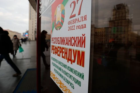 Mọi người dân đi ngang qua một tấm ápphích "Trưng cầu dân ý về sửa đổi hiến pháp" ở Minsk, Belarus. (Nguồn: Associated Press)