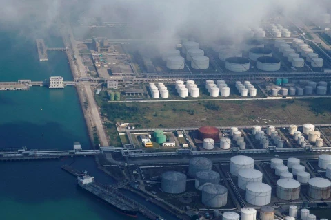 Các bồn chứa dầu và khí đốt tại một kho dầu ở cảng Chu Hải, Trung Quốc ngày 22/10/2018. (Nguồn: Reuters)