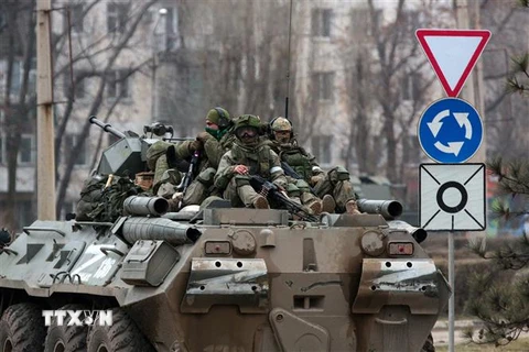 Xe quân sự Nga di chuyển trên tuyến đường gần Armiansk, Bán đảo Crimea, ngày 25/2/2022. (Ảnh: AFP/TTXVN)