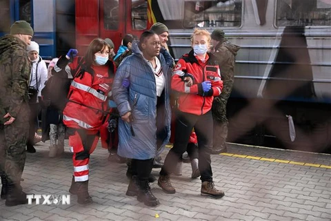 Binh sỹ và tình nguyện viên Ba Lan hỗ trợ người tị nạn Ukraine tại Przemysl ngày 27/2/2022. (Ảnh: PAP/TTXVN)