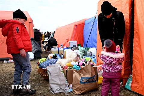 Người tị nạn Ukraine tại một điểm cứu trợ ở Przemysl, Đông Nam Ba Lan ngày 27/2/2022. (Ảnh: PAP/TTXVN)