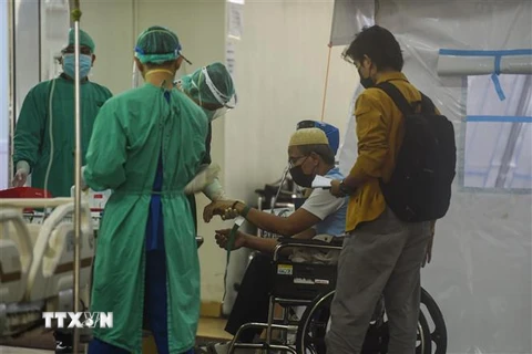 Nhân viên y tế điều trị cho bệnh nhân nhiễm COVID-19 tại bệnh viện ở Jakarta, Indonesia. (Ảnh: THX/TTXVN)
