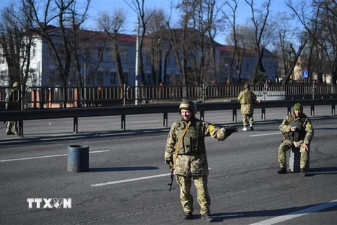 Binh sỹ Ukraine chốt chặn trên một tuyến phố ở thủ đô Kiev ngày 26/2/2022. (Ảnh: AFP/TTXVN)