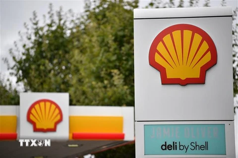 Biểu tượng Tập đoàn năng lượng Shell tại một trạm xăng ở London, Anh. (Ảnh: AFP/TTXVN)
