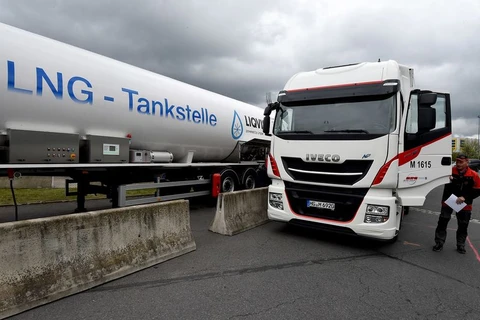 Một chiếc xe tải chở khí tự nhiên hóa lỏng tại một trạm LNG ở Brandenburg, Gruenheide, Đức. (Nguồn: Getty)