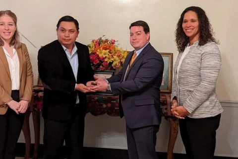 Đại diện Mỹ trao trả các hiện vật văn hóa cho Đại sứ quán CHDCND Lào tại Washington, D.C. (Nguồn: laotiantimes.com)