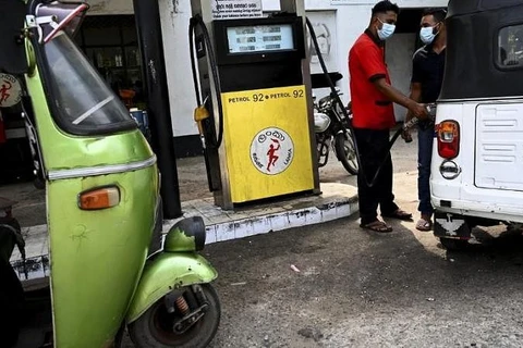 Nhân viên đổ xăng cho xe ôtô tại một trạm xăng dầu ở Colombo ngày 18/2. (Ảnh: AFP)