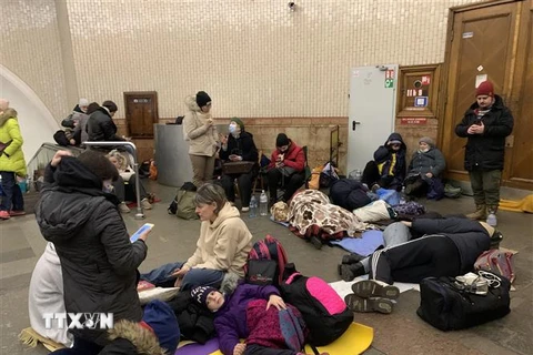 Người dân sơ tán lánh nạn tại nhà ga tàu điện ngầm ở Kiev, Ukraine ngày 25/2/2022. (Ảnh: THX/TTXVN)