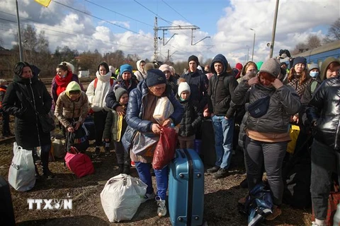 Người tị nạn rời khỏi Lviv, Ukraine tới Olkusz, Ba Lan ngày 28/2/2022. (Ảnh: PAP/TTXVN)