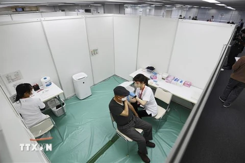 Nhân viên y tế tiêm vaccine phòng COVID-19 cho người dân tại Osaka, Nhật Bản. (Ảnh: Kyodo/TTXVN)