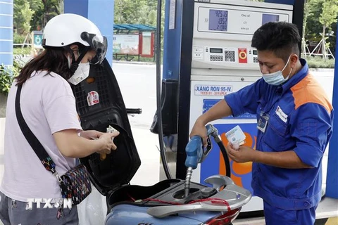 Mua bán xăng dầu tại cửa hàng kinh doanh xăng dầu thuộc Tập đoàn xăng dầu Việt Nam (Petrolimex). (Ảnh: Trần Việt/TTXVN)