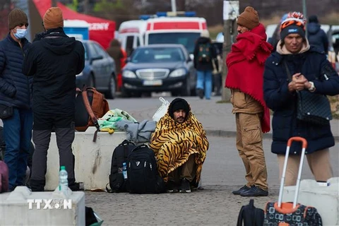 Người tị nạn từ Ukraine tại khu vực biên giới Medyka, Ba Lan, ngày 28/2/2022. (Ảnh: THX/TTXVN)