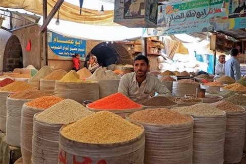 Một quầy hàng bán lương thực tại chợ ở Sanaa, Yemen. (Ảnh: AFP/TTXVN)