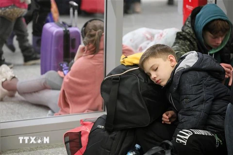 Người tị nạn từ Ukraine tại ga tàu hỏa ở Warsaw, Ba Lan, ngày 3/3/2022. (Ảnh: PAP/TTXVN)