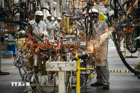 Công nhân làm việc tại nhà máy sản xuất ôtô ở Resende, Brazil. (Ảnh: AFP/TTXVN)