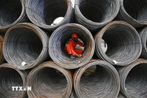 Công nhân làm việc tại nhà máy sản xuất thép ở Kuwait City, Kuwait. (Ảnh: AFP/TTXVN)